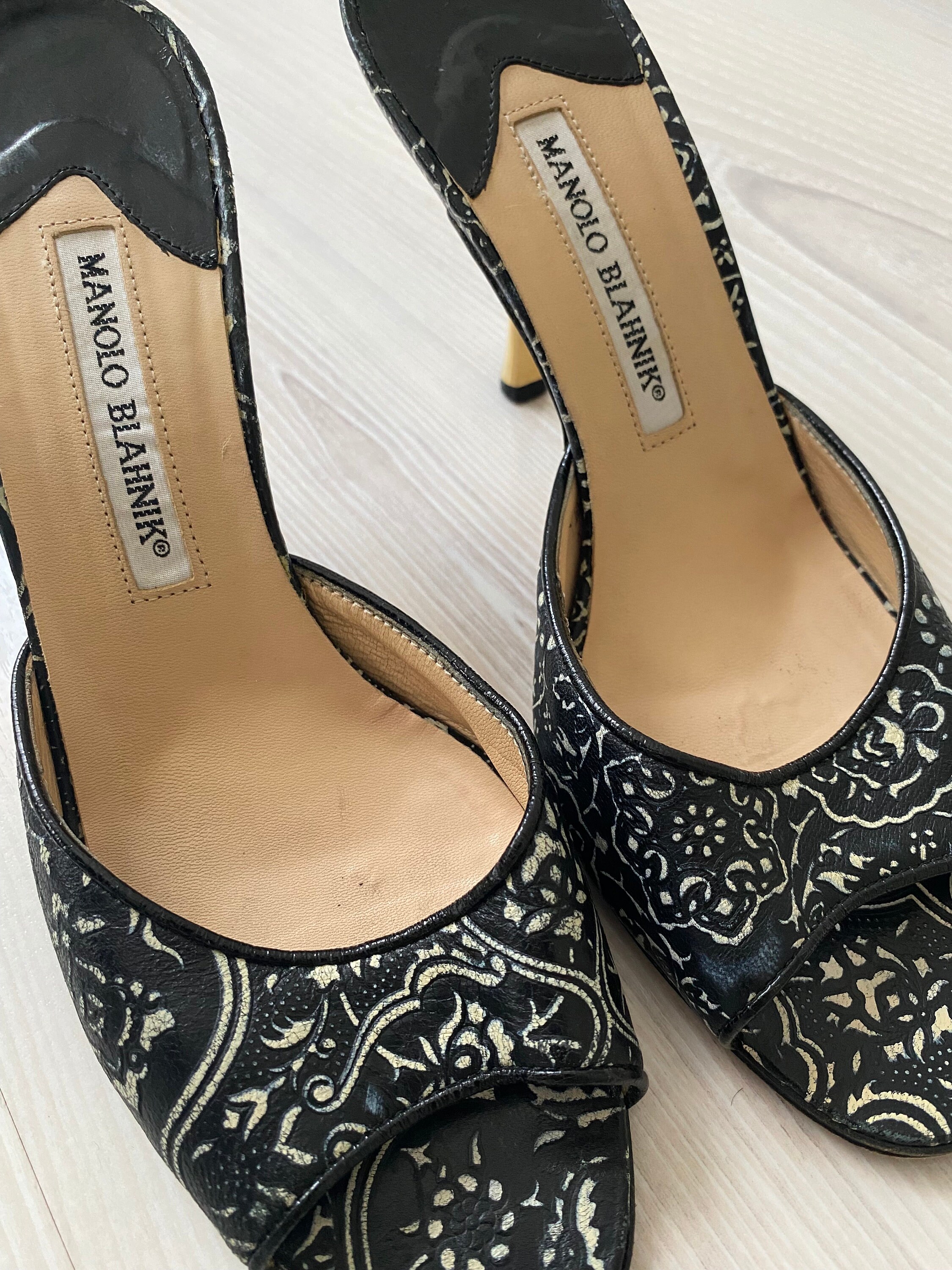 MANOLO BLAHNIK ブラックミュール CHILANGHI】ジュエルバックルフラットミュール（シューズ