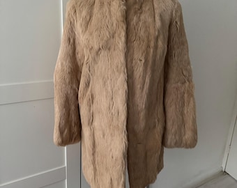 Cappotto vintage in pelliccia di coniglio beige, giacca corta color crema, piccolo gilet rosa, vero stile anni '80, '90, '70, colletto pulito, maniche lunghe, tasche, caldo, morbido, invernale.