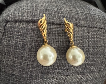 Orecchini di perle vintage pendenti a goccia in oro intrecciati anni '90-'80, con chiusura a pressione, stile art déco chic anni '60-'50, pendenti a spirale perlati