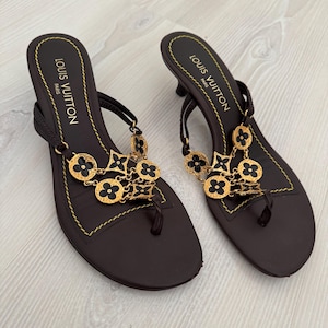 Vintage LOUIS VUITTON ブラウンゴールドミュール Vintage LOUIS VUITTON Thong Mules Sandals Brown Gold Kitten Heels