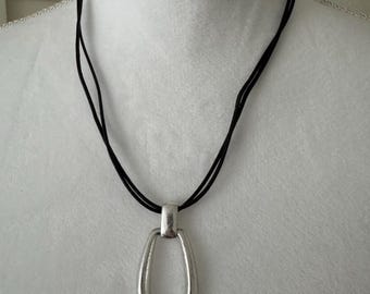 Collana con ciondolo in pelle argentata vintage, anni '90, ciondolo a goccia, stile y2k, astratto, art déco, brutalista, nero, fatto a mano, ovale, rotondo