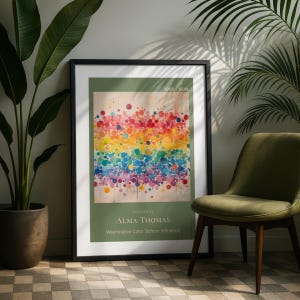 Könnte beinhalten: Ein gerahmter Kunstdruck mit einer zentralen quadratischen Komposition aus bunten, unterschiedlich großen gemalten Kreisen in einem Regenbogenverlauf. Der Text lautet 1960-1970, INSPIRED BY ALMA THOMAS und Washington Color School Influence.