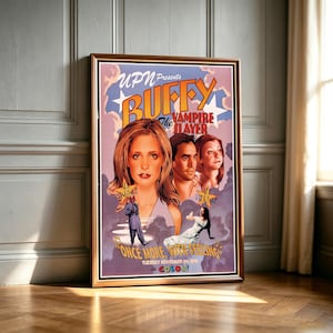 Puede incluir: Un póster enmarcado del episodio musical de Buffy, la cazavampiros, Once More, with Feeling. La ilustración muestra al elenco principal, estrellas amarillas con texto y el título en letras naranjas y rojas sobre un fondo de cielo púrpura.