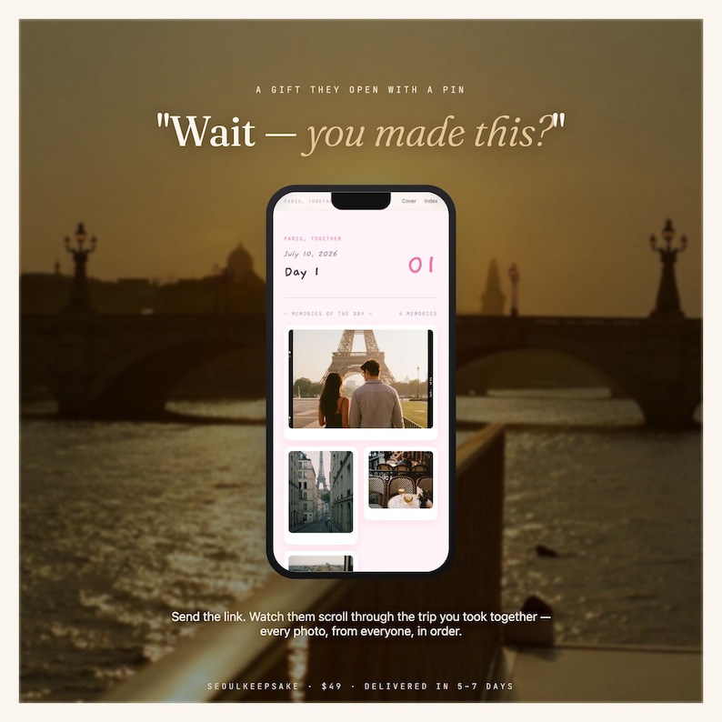 K&ouml;nnte beinhalten: Ein Smartphone-Bildschirm zeigt eine digitale Fotoalbum-Oberfl&auml;che mit dem Titel Paris, Together, dem Datum 10. Juli 2026 und Day 1. Der Bildschirm zeigt ein Raster aus Reisefotos, darunter der Eiffelturm und Stra&szlig;enszenen mit Text.