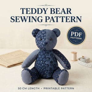 Può includere: Un orsacchiotto di pezza realizzato con vari ritagli di tessuto blu con motivi floreali, a stelle e a righe. Il testo recita TEDDY BEAR SEWING PATTERN, PDF PATTERN e 50 CM LENGTH • PRINTABLE PATTERN. L'orso ha occhi a bottone scuri.