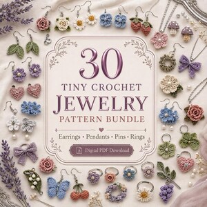 Op de afbeelding: Een verzameling van dertig kleine gehaakte sieraden, waaronder oorbellen, hangers, spelden en ringen, gerangschikt rond een centraal bord met de tekst 30 TINY CROCHET JEWELRY PATTERN BUNDLE Earrings, Pendants, Pins, Rings Digital PDF Download.