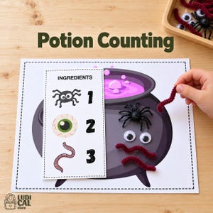 Puede incluir: Una hoja de actividades Potion Counting con una ilustración de un caldero negro con líquido morado, una lista de ingredientes numerada del uno al tres, una araña de plástico, ojos móviles y limpiapipas rojos difusos.