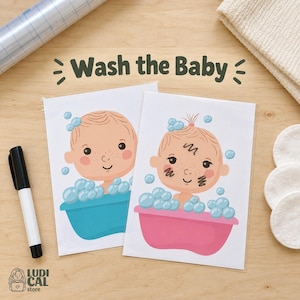 Może przedstawiać: Dwie prostokątne karty aktywności z napisem Wash the Baby. Każda karta przedstawia rysunkowe niemowlę w wannie pełnej niebieskich bąbelków. Jedno dziecko jest w niebieskiej wannie, drugie w różowej z czarnymi śladami na twarzy. Zawiera czarny marker.