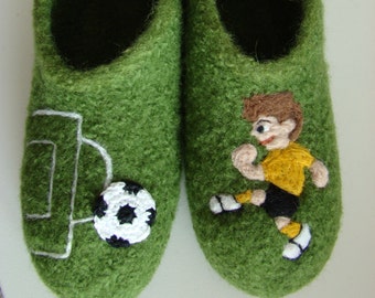 Vilten schoenen "voetbal" kinderslippers. Met latex zool. Kleur vrij selecteerbaar.