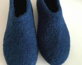 A pair of men's felt shoes plain slippers. With latex sole. Color freely selectable.