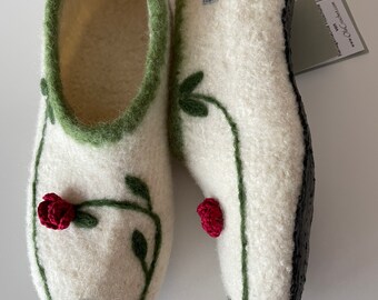 Felt shoes "Rosenranke". With latex sole. Colour freely selectable. Romantic slipper