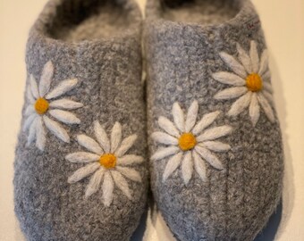 Slippers "daisies". With latex sole. Colour freely selectable. Felt shoes