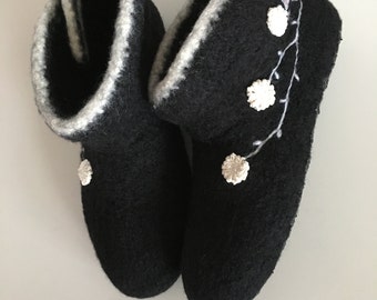 Felt boots "flower tendrils with pearls". With latex sole. Colour freely selectable.