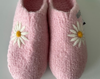 Thick felt shoes with daisies. With latex sole. Colour freely selectable.