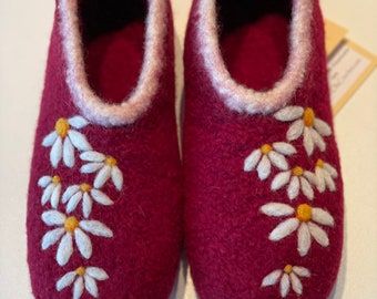 Felt shoes with flower meadow. With latex sole. Colour freely selectable.