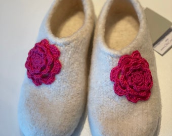 Clogs with crocheted Irish tea rose. Rose. With latex sole. Colour freely selectable.
