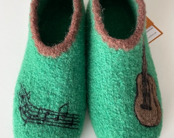 Felt shoes, slippers with "guitar & notes". With latex sole. Colour freely selectable.