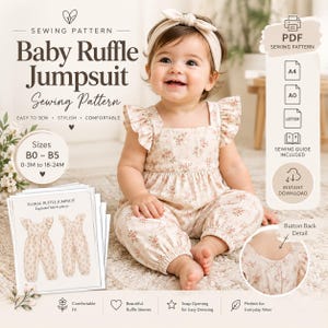 Może przedstawiać: Cyfrowy wykroj krawiecki na niemowlęcy kombinezon z falbankami w kwiatowy wzór. Obraz zawiera tekst Baby Ruffle Jumpsuit, rozmiary B0-B5 oraz wizualny przewodnik dla formatów A4, A0 i letter, wraz ze szczegółowym widokiem zapięcia na guziki z tyłu.