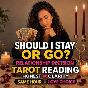 Può includere: Una persona tiene in mano tre carte dei tarocchi con il testo: SHOULD I STAY OR GO? RELATIONSHIP DECISION TAROT READING HONEST CLARITY SAME HOUR LOVE CHOICE. La scena include due candele rosse accese in un supporto metallico e una candela bianca.