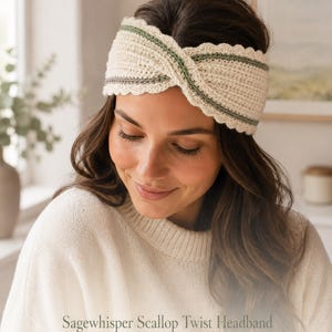 Può includere: Una fascia all'uncinetto color crema con un design centrale intrecciato, bordi smerlati e una sottile striscia orizzontale verde salvia. Il testo Sagewhisper Scallop Twist Headband è stampato nella parte inferiore dell'immagine con un cuore.
