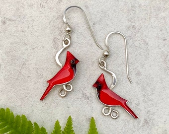 Pendientes pequeños de cardenal rojo
