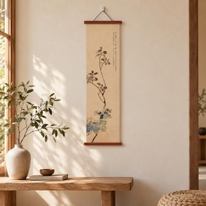 Peut inclure: Une tenture murale verticale en forme de rouleau présentant une peinture de branche fleurie avec des feuilles vertes et des fleurs bleues sur fond beige. Le rouleau est maintenu par des baguettes en bois foncé et porte des calligraphies.