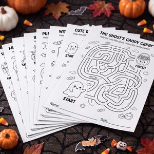 Może przedstawiać: Stos białych arkuszy aktywności z czarnymi rysunkami liniowymi na Halloween. G&oacute;rny arkusz nosi tytuł The Ghost's Candy Caper i zawiera labirynt z duszkiem, słodyczami i koszykiem. Każdy arkusz posiada miejsce na wpisanie imienia oraz daty.