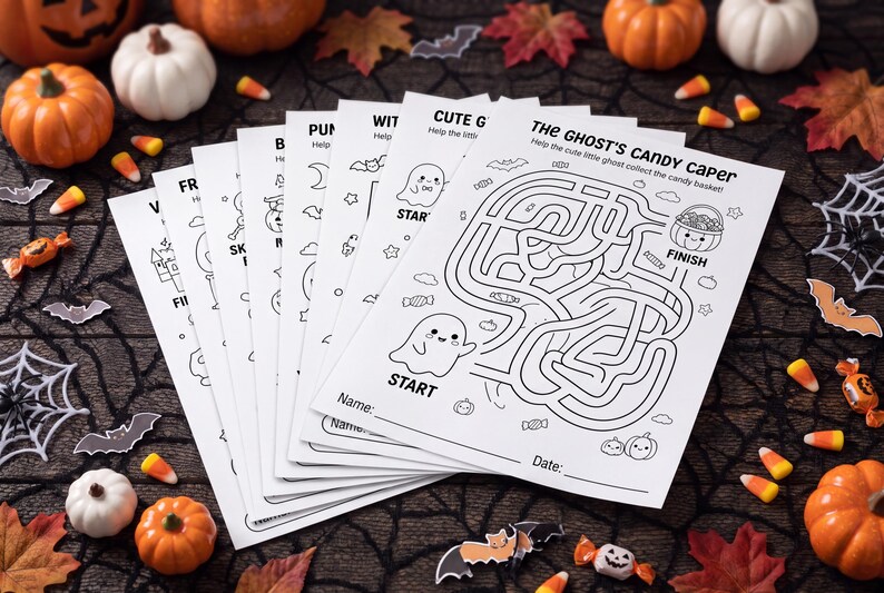 Może przedstawiać: Stos białych arkuszy aktywności z czarnymi rysunkami liniowymi na Halloween. G&oacute;rny arkusz nosi tytuł The Ghost's Candy Caper i zawiera labirynt z duszkiem, słodyczami i koszykiem. Każdy arkusz posiada miejsce na wpisanie imienia oraz daty.
