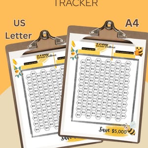Peut inclure: Deux presse-papiers contenant des trackers d'épargne imprimables de 5 000 $ sur le thème des abeilles. Chaque feuille présente des icônes hexagonales marquées 50 $, des champs pour les dates et le texte "$5,000 Savings Challenge" et "Save $5,000".