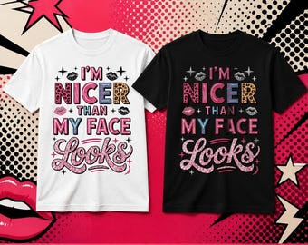 Może przedstawiać: Biały t-shirt i czarny t-shirt, każdy z napisem I'M NICER THAN MY FACE LOOKS wykonanym z mieszanki różowych, niebieskich i panterkowych liter, ozdobiony małymi ikonami gwiazdek i ust, ze słowem Looks wykonanym z różowego brokatu.