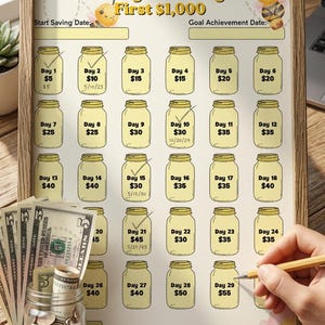 Peut inclure: Un tableau de suivi d'épargne encadré intitulé First $1,000 avec des illustrations d'abeilles et une grille d'icônes de bocaux étiquetés avec des jours et des montants en dollars. Un bocal en verre rempli de pièces et de billets est posé à côté.