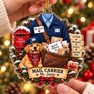 Puede incluir: Un adorno navideño de acrílico transparente con un golden retriever que lleva una gorra de cartero y un pañuelo de cuadros rojos. El diseño incluye un uniforme azul, un bolso marrón, un buzón rojo y un letrero que dice MAIL CARRIER Mr. Jason.