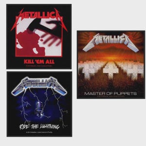 Könnte beinhalten: Drei quadratische Stoffaufnäher mit Metallica-Albumcovern. Einer zeigt einen Hammer und Blut für Kill 'Em All, einer weiße Kreuze für Master of Puppets und einer einen elektrischen Stuhl mit Blitzen für Ride the Lightning.