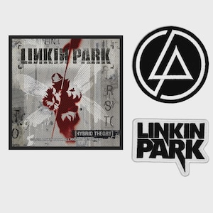 Könnte beinhalten: Ein Set aus drei Linkin Park Aufnähern, bestehend aus einem quadratischen Aufnäher mit dem Hybrid Theory Albumcover, einem runden schwarz-weißen Logo-Aufnäher und einem weißen Aufnäher mit dem schwarzen Linkin Park Schriftzug.