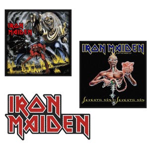 Könnte beinhalten: Drei bestickte Iron Maiden Aufnäher. Ein quadratischer Aufnäher zeigt eine skelettartige Figur und einen roten Teufel über Flammen. Ein weiterer quadratischer Aufnäher zeigt ein Skelett mit einem Herz und dem Text Seventh Son of a Seventh Son. Ein Logo-Aufnäher.