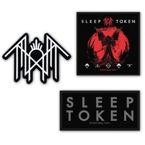 Könnte beinhalten: Drei bestickte Aufnäher mit Sleep Token Branding. Einer zeigt ein weißes geometrisches Logo auf Schwarz, einer ist quadratisch mit einem roten Mond und einer geflügelten Figur, und einer ist rechteckig mit dem Text SLEEP TOKEN in grauen Buchstaben.
