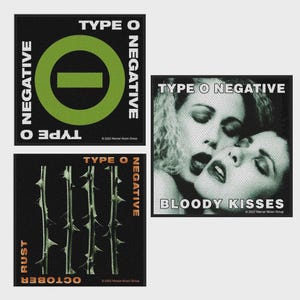 Könnte beinhalten: Drei quadratische Aufnäher mit Type O Negative Branding. Ein Aufnäher zeigt einen grünen Kreis mit einem Minuszeichen. Ein weiterer zeigt vier dornige Stängel mit dem Text October Rust. Der dritte zeigt ein gerastertes Bild zweier Gesichter mit Bloody Kisses.