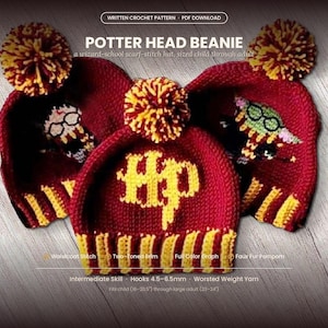 Pode incluir: Três gorros de crochê em bordô e amarelo com pompons. O gorro central apresenta as letras HP em amarelo. O gorro esquerdo mostra uma personagem de óculos e o direito uma criatura verde. O texto diz POTTER HEAD BEANIE.