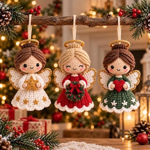Pode incluir: Três enfeites de anjos em crochê pendurados num galho. O anjo da esquerda veste um vestido branco com estrelas douradas e segura uma estrela dourada. O anjo central veste um vestido vermelho e segura uma guirlanda. O da direita veste verde.