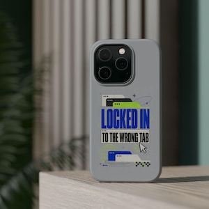 Könnte beinhalten: Eine graue Smartphone-Hülle mit einem grafischen Design und dem Text "LOCKED IN TO THE WRONG TAB" in Blau und Schwarz. Das Design zeigt stilisierte Computer-Browserfenster, einen Cursor-Pfeil sowie ein Globus-Symbol in Blau, Grün und Schwarz.