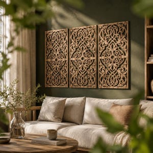 Peut inclure: Trois panneaux muraux rectangulaires en bois présentant des motifs floraux et des volutes complexes découpés au laser de manière symétrique. Le grain du bois brun naturel est visible sur les trois panneaux identiques fixés au mur.