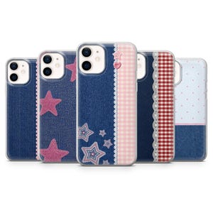 Könnte beinhalten: Fünf Smartphone-Hüllen mit verschiedenen Designs, darunter dunkelblaue Jeans-Texturen, rosa Sternmuster, weiße Spitzenborte, rot-weißes Vichy-Karo, rosa Herz- und Sternknöpfe sowie hellblaue Punkte auf einem weißen Hintergrund.