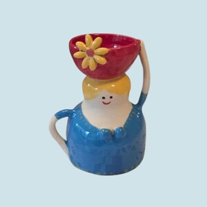 Figura femenina de cerámica hecha a mano y portavelas, plato de cerámica original para baratijas, decoración única para el hogar, linda escultura de niña. Regalo ideal.
