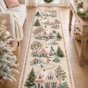 Peut inclure: Un long tapis de couloir rectangulaire au fond crème, orné d'un motif répétitif de maisons roses, de sapins enneigés et de petits personnages dans un paysage hivernal. Le design comprend des baies rouges et du feuillage vert.