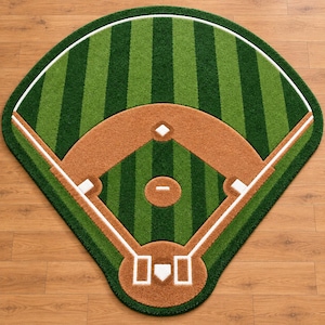 Puede incluir: Una alfombra con forma de campo de béisbol que presenta rayas alternas de color verde claro y oscuro que representan el césped, con secciones marrones para la tierra del cuadro y líneas blancas que marcan las bases y el plato.