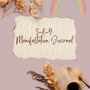 Könnte beinhalten: Ein rechteckiges Papierblatt mit verbrannten Rändern und dem braunen Text 3-6-9 Manifestation Journal. Der Hintergrund ist altrosa und mit getrockneten beigen Blumen, einer pastellfarbenen Regenbogen-Grafik, alten Papierresten und einer Kaffeetasse verziert.