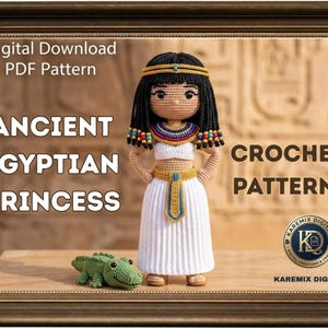 Op de afbeelding: Een gehaakte pop van een Egyptische prinses met zwart haar, een gouden hoofdband, een veelkleurige kralenhalsband en een witte rok, vergezeld door een kleine groene krokodil. Tekst: Digital Download PDF Pattern ANCIENT EGYPTIAN PRINCESS CROCHET PATTERN KAREMIX DIGITAL.