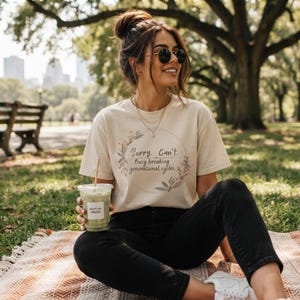 Té con estampado floral y marco de flores, mensaje para mujeres sobre salud mental.