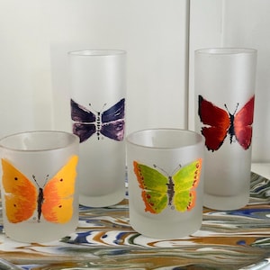 手描きのフレンチバタフライカクテルグラスセット - Dartington Designsによるエレガントなおもてなし用バーウェア