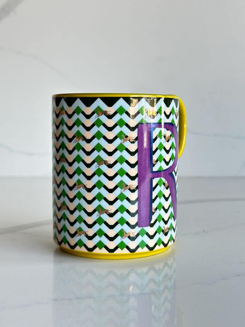 Op de afbeelding: Een set van drie keramische mokken met een gespikkelde, matte afwerking. De mokken zijn in de kleuren cr&egrave;me, lichtgrijs en donkergrijs. Elke mok heeft een eenvoudig, minimalistisch ontwerp en een afgeronde handgreep.